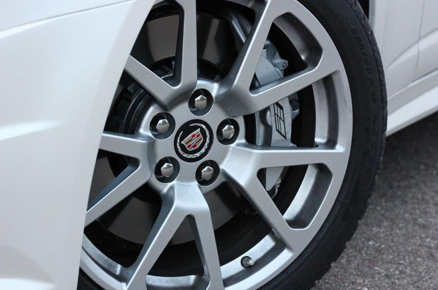  Cadillac CTS-V Sport Wagon 2011 года  (фото 58 из 73)